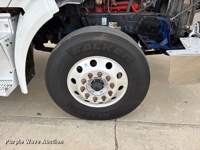 image for item FG0470 2016 Peterbilt 567 semi truck