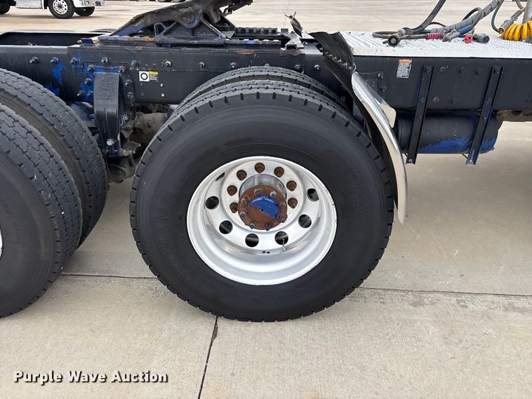 image for item FG0470 2016 Peterbilt 567 semi truck