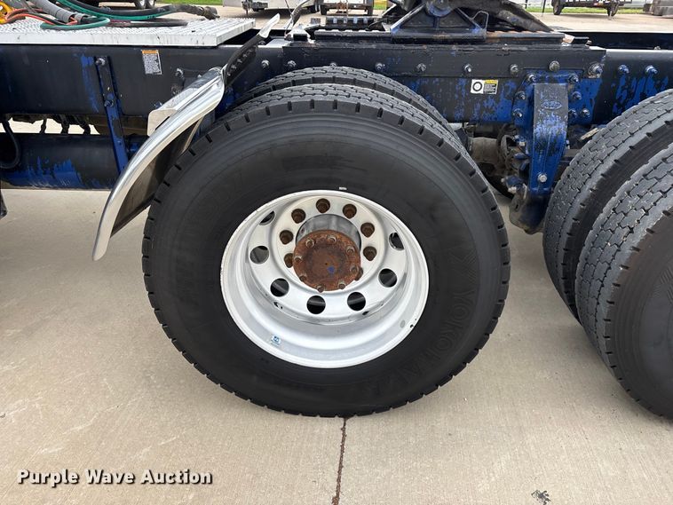 image for item FG0470 2016 Peterbilt 567 semi truck