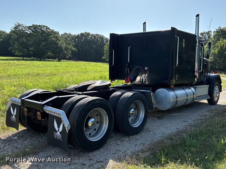 image for item FG0538 1987 International F-9370 semi truck