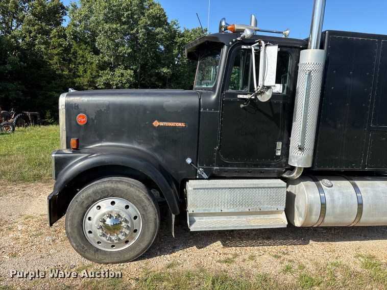 image for item FG0538 1987 International F-9370 semi truck