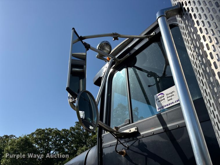 image for item FG0538 1987 International F-9370 semi truck