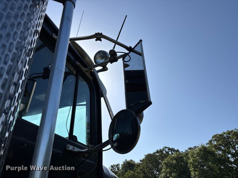 image for item FG0538 1987 International F-9370 semi truck