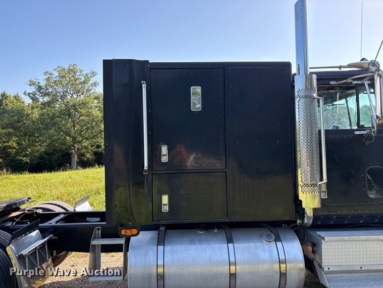 image for item FG0538 1987 International F-9370 semi truck