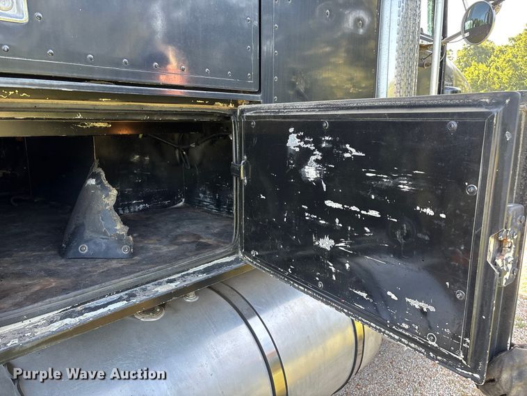 image for item FG0538 1987 International F-9370 semi truck