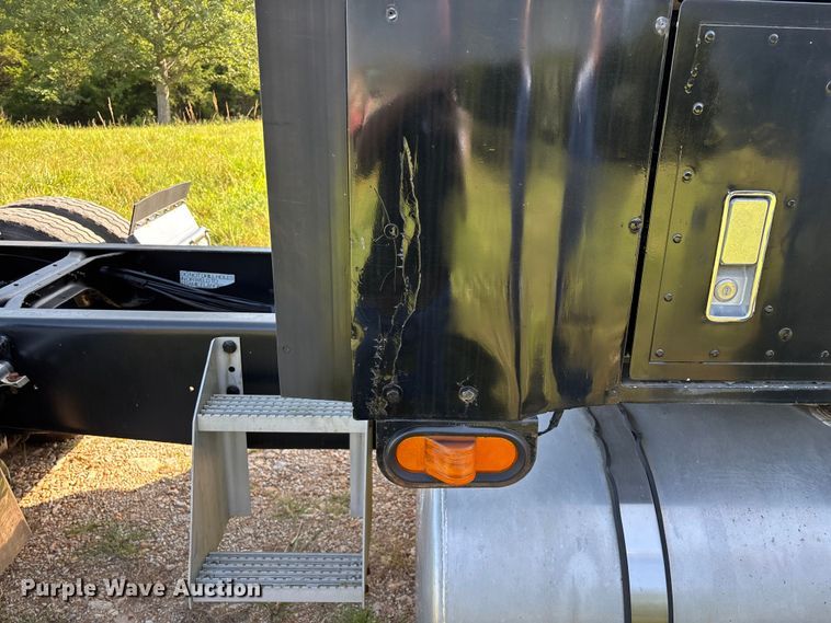 image for item FG0538 1987 International F-9370 semi truck