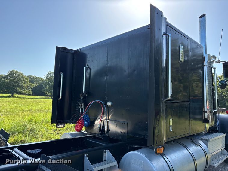 image for item FG0538 1987 International F-9370 semi truck