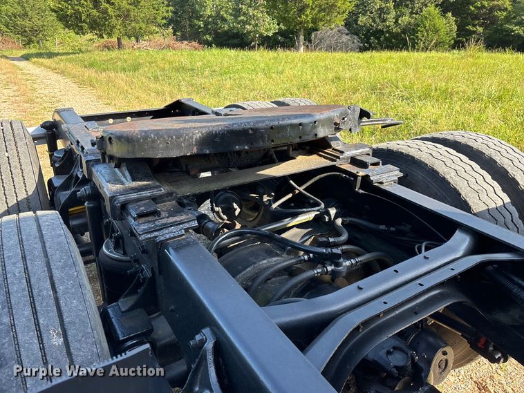 image for item FG0538 1987 International F-9370 semi truck