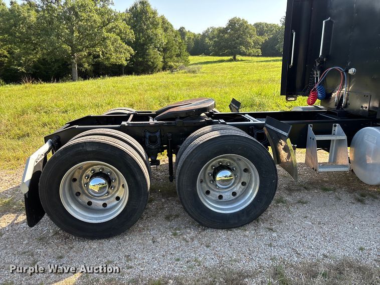 image for item FG0538 1987 International F-9370 semi truck
