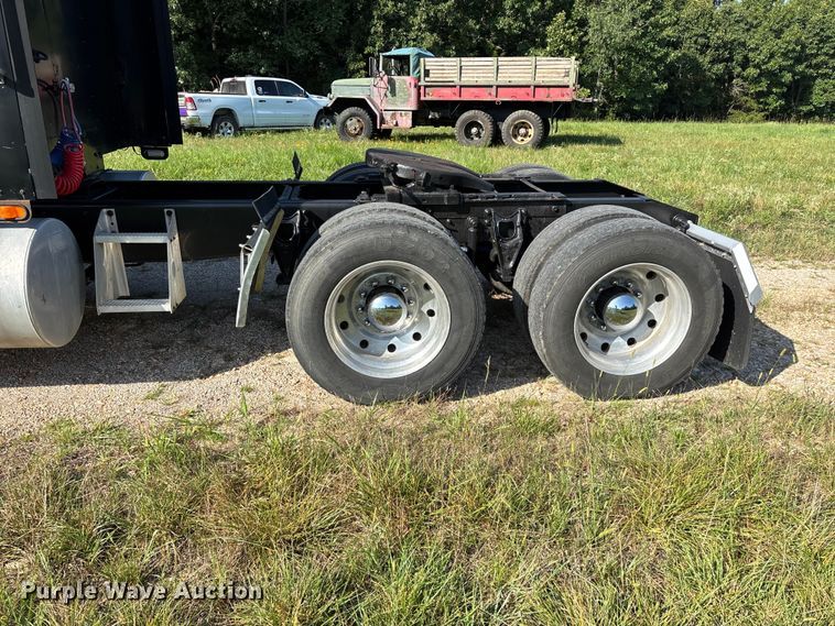 image for item FG0538 1987 International F-9370 semi truck