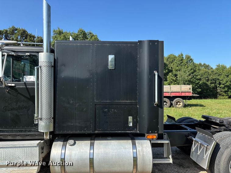 image for item FG0538 1987 International F-9370 semi truck