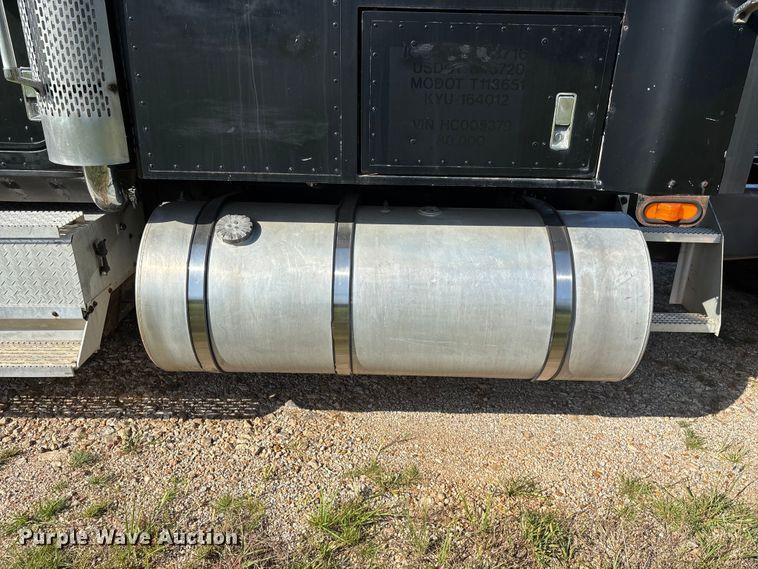 image for item FG0538 1987 International F-9370 semi truck