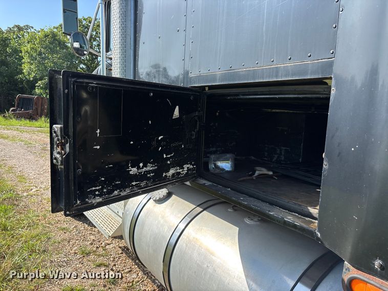 image for item FG0538 1987 International F-9370 semi truck