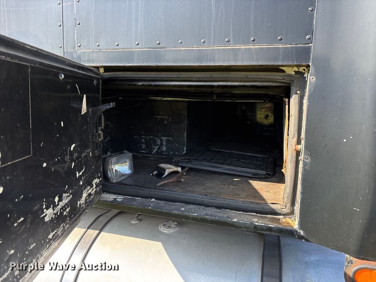 image for item FG0538 1987 International F-9370 semi truck