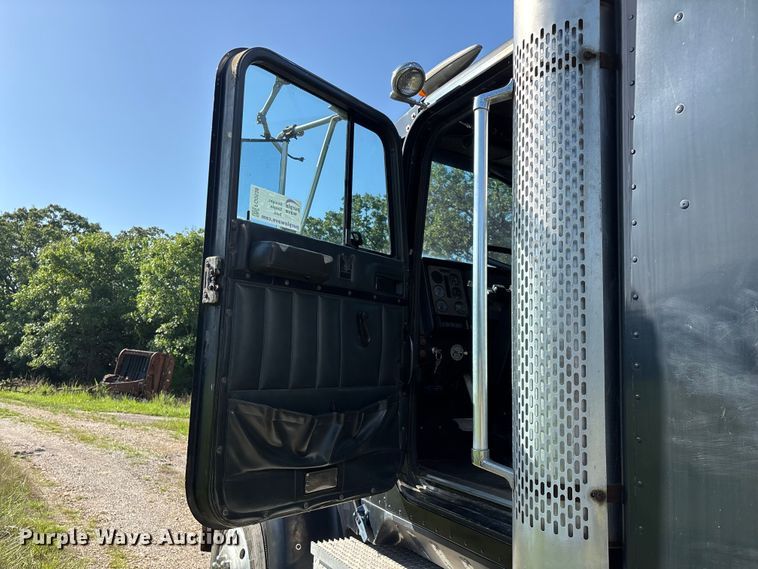 image for item FG0538 1987 International F-9370 semi truck