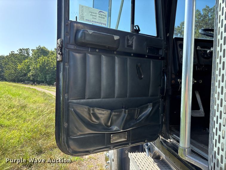 image for item FG0538 1987 International F-9370 semi truck