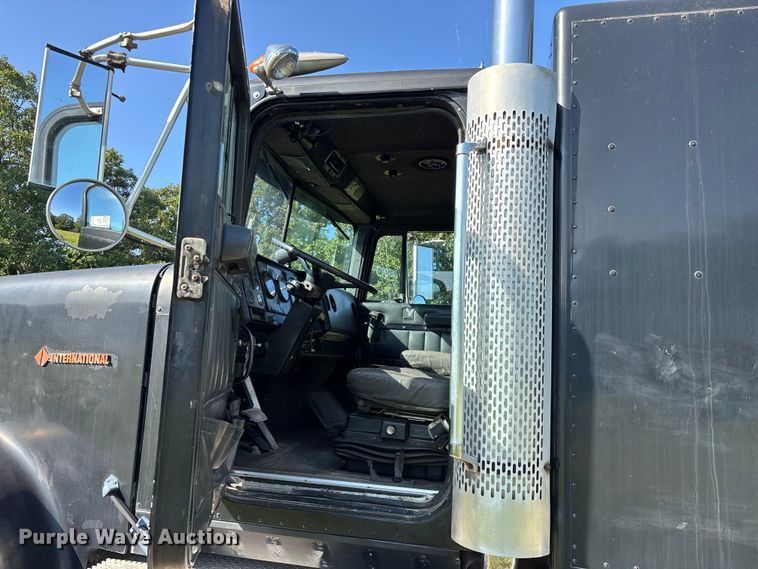 image for item FG0538 1987 International F-9370 semi truck