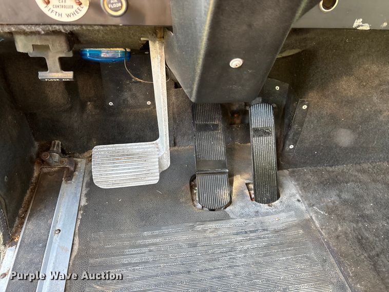 image for item FG0538 1987 International F-9370 semi truck
