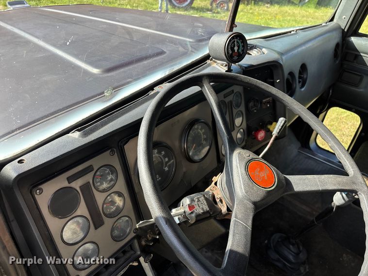 image for item FG0538 1987 International F-9370 semi truck
