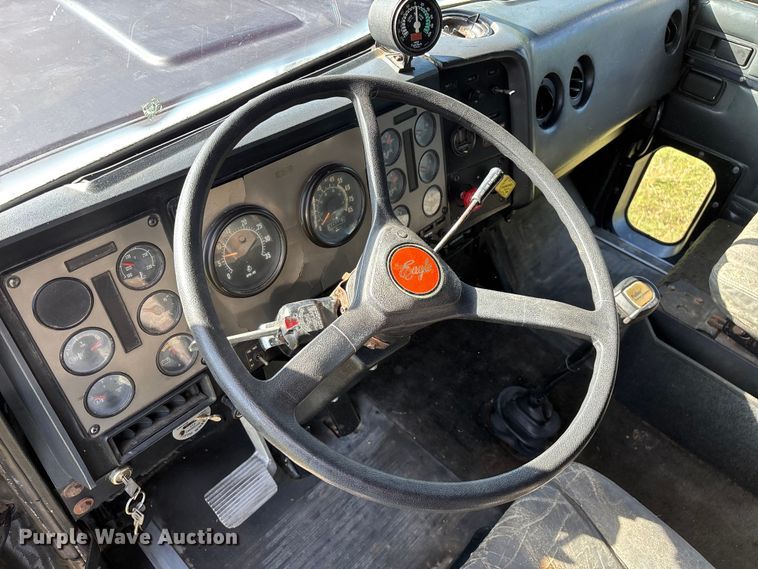 image for item FG0538 1987 International F-9370 semi truck