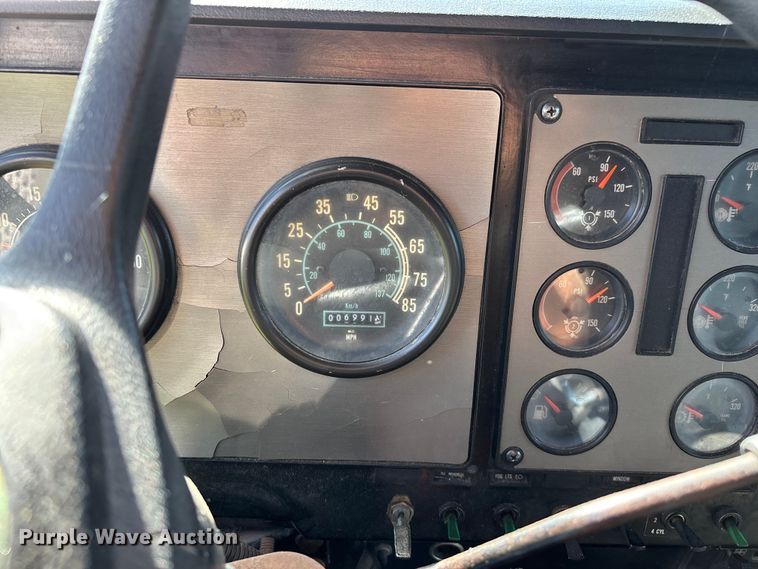 image for item FG0538 1987 International F-9370 semi truck