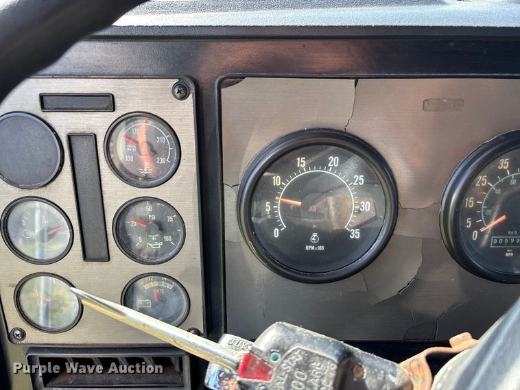 image for item FG0538 1987 International F-9370 semi truck