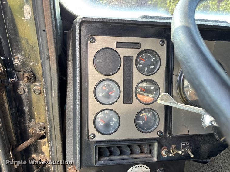 image for item FG0538 1987 International F-9370 semi truck