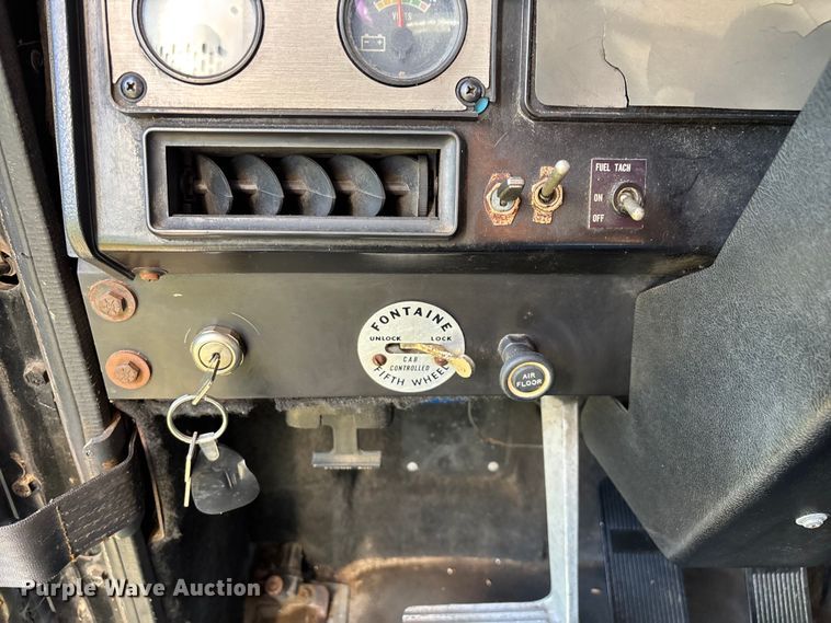 image for item FG0538 1987 International F-9370 semi truck