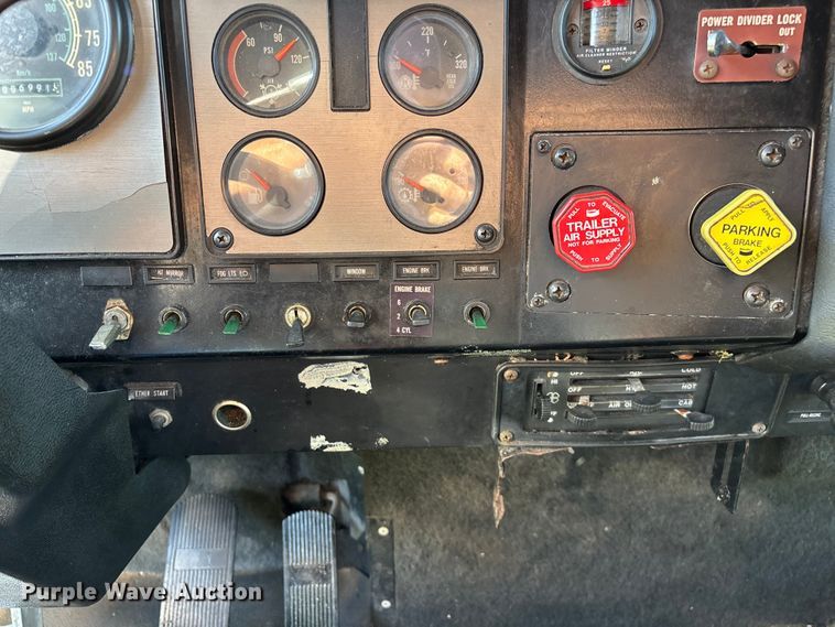 image for item FG0538 1987 International F-9370 semi truck
