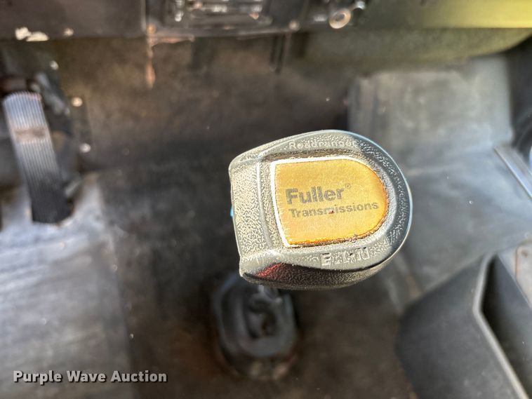 image for item FG0538 1987 International F-9370 semi truck
