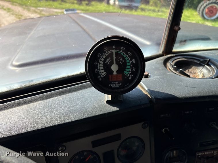 image for item FG0538 1987 International F-9370 semi truck
