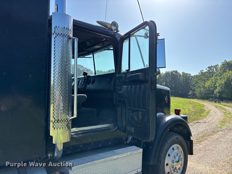 image for item FG0538 1987 International F-9370 semi truck