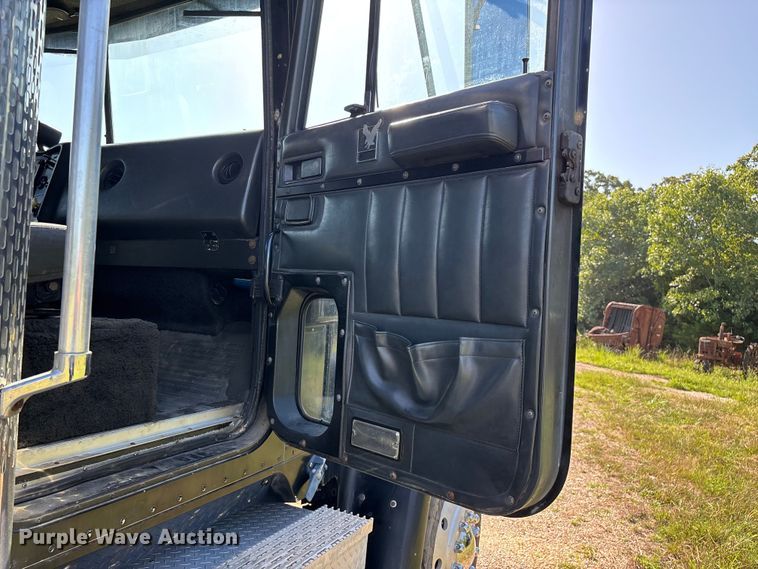 image for item FG0538 1987 International F-9370 semi truck