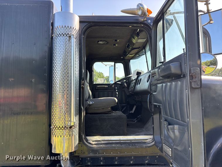 image for item FG0538 1987 International F-9370 semi truck