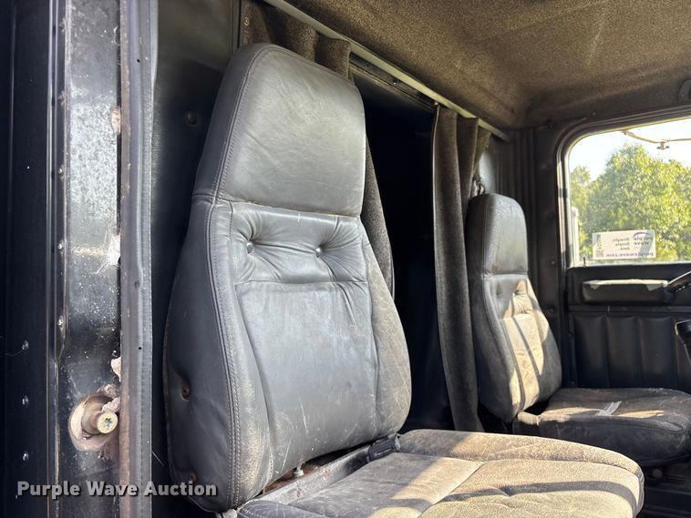 image for item FG0538 1987 International F-9370 semi truck