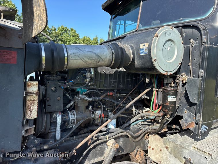 image for item FG0538 1987 International F-9370 semi truck