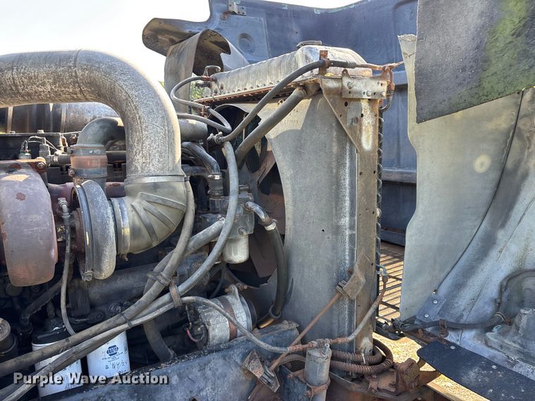 image for item FG0538 1987 International F-9370 semi truck