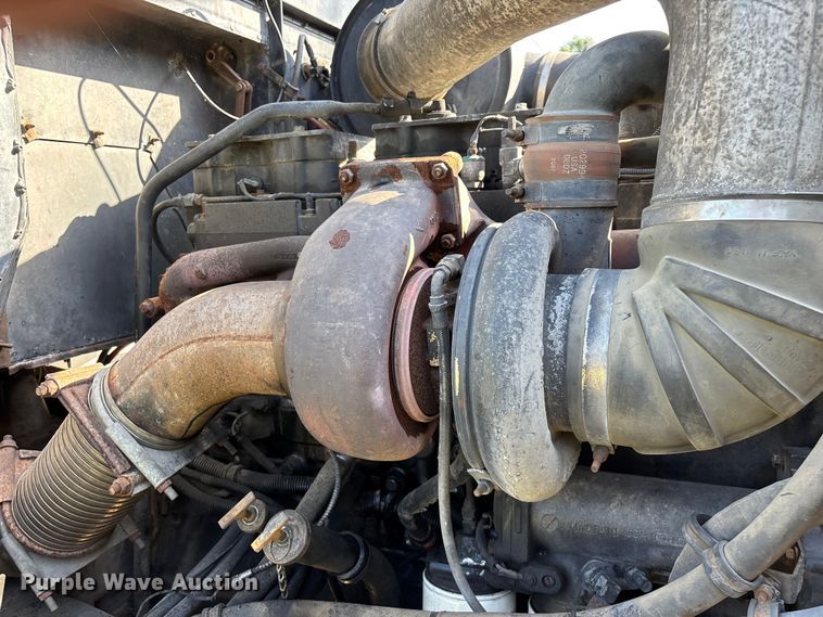 image for item FG0538 1987 International F-9370 semi truck