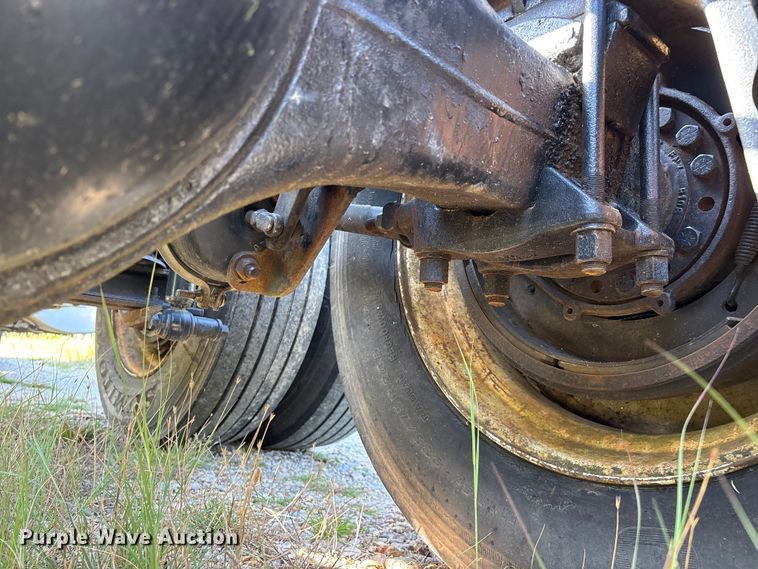 image for item FG0538 1987 International F-9370 semi truck