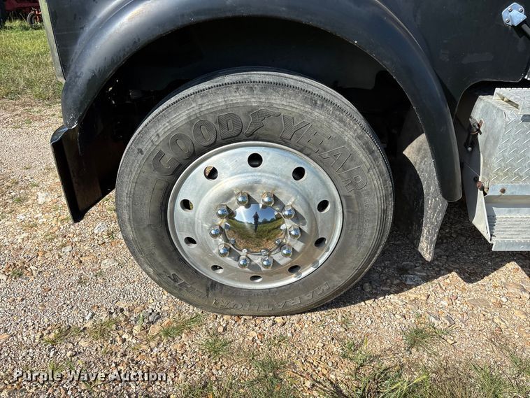 image for item FG0538 1987 International F-9370 semi truck