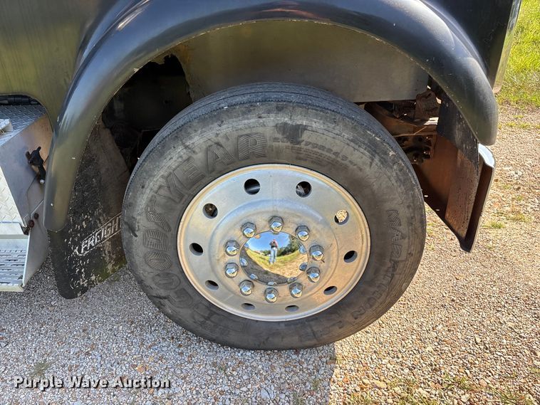 image for item FG0538 1987 International F-9370 semi truck