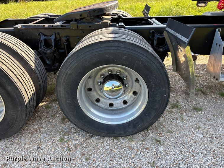image for item FG0538 1987 International F-9370 semi truck