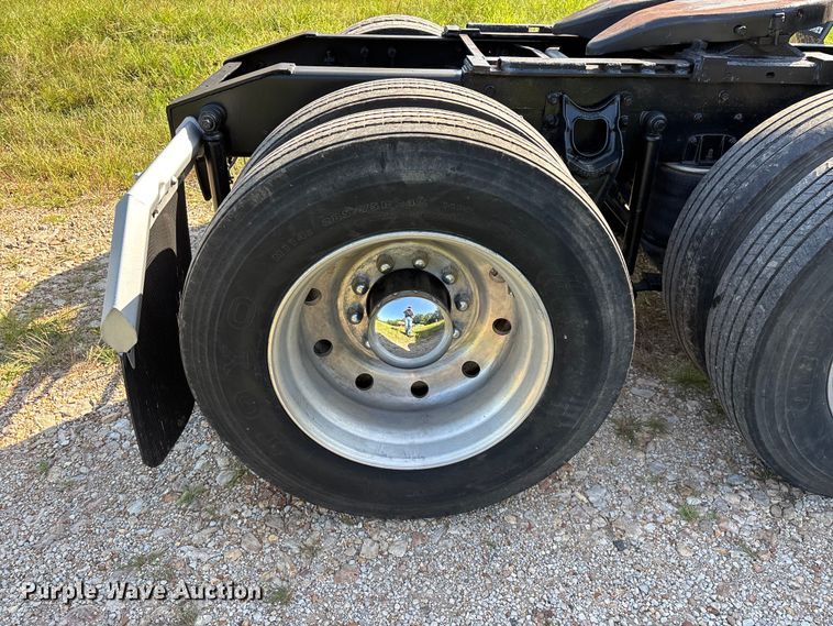 image for item FG0538 1987 International F-9370 semi truck