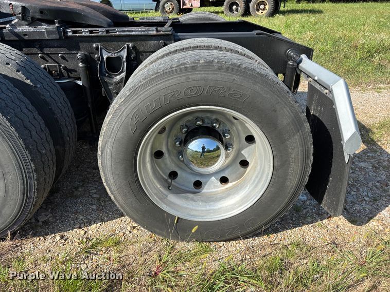 image for item FG0538 1987 International F-9370 semi truck