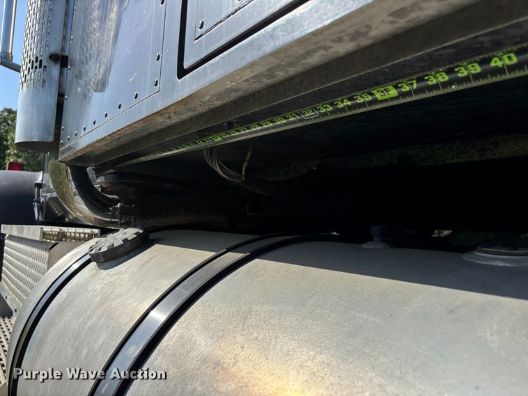 image for item FG0538 1987 International F-9370 semi truck