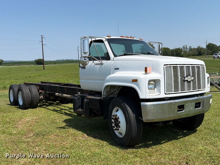 image for item FH6287 1999 Chevrolet C8500 truck cab and chassis