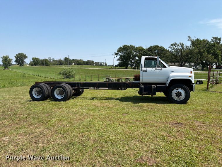 image for item FH6287 1999 Chevrolet C8500 truck cab and chassis