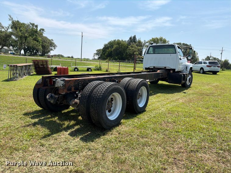 image for item FH6287 1999 Chevrolet C8500 truck cab and chassis