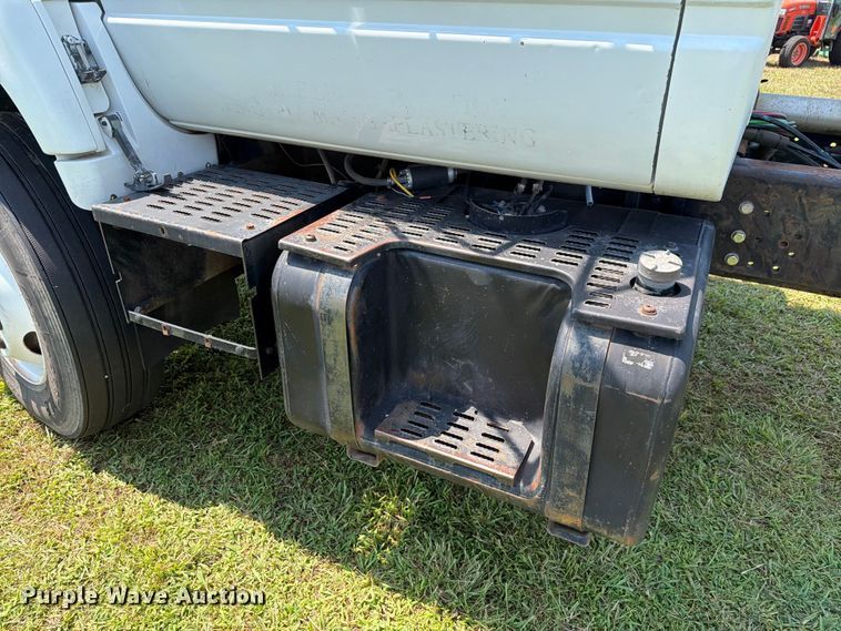 image for item FH6287 1999 Chevrolet C8500 truck cab and chassis