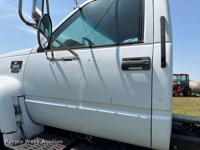 image for item FH6287 1999 Chevrolet C8500 truck cab and chassis